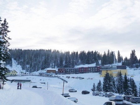 Blick vom Haus zu Hotel und Heizhaus